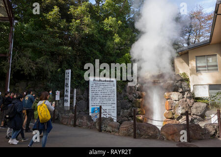 Beppu, Giappone - 2 Novembre 2018: Tatsumaki Jigoku geyser, monumento naturale, sull'inferno tour in Beppu Foto Stock