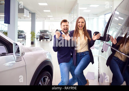 Gli acquirenti di auto sono felici di comprare un auto in auto salon Foto Stock