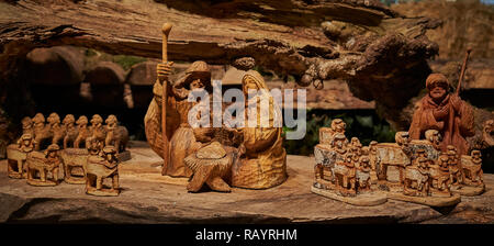 Presepe realizzato di figure in legno Foto Stock