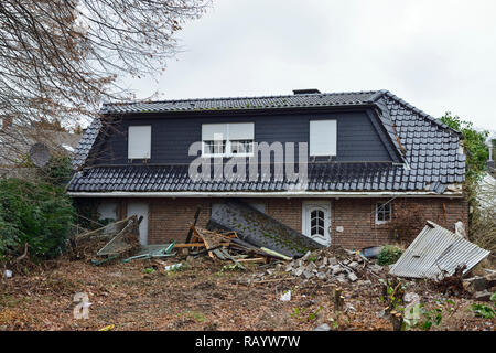 Dicembre 2018, liberato house di Manheim Kerpen, Renania settentrionale-Vestfalia, Germania - demolizione in preparazione per l espandersi della lignite miniera di superficie di RWE Foto Stock