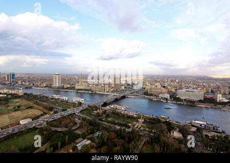 Il Cairo, Egitto - FEBRUAR 25: Pomeriggio cityscape di Cairo il febbraio 25, 2010. Centro citta' pomeriggio panorama da alta Torre del Cairo in Egitto. Foto Stock