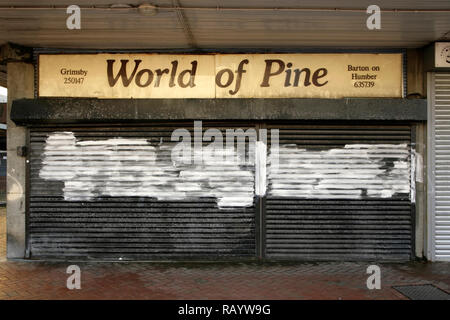 Chiuse e abbandonate negozio di arredamento, Freeman Street, Grimsby, Regno Unito. Foto Stock