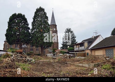 Dicembre 2018, Manheim, Kerpen-Manheim, Renania settentrionale-Vestfalia, Germania - demolizione della chiesa San Albertus e case abbandonate Foto Stock