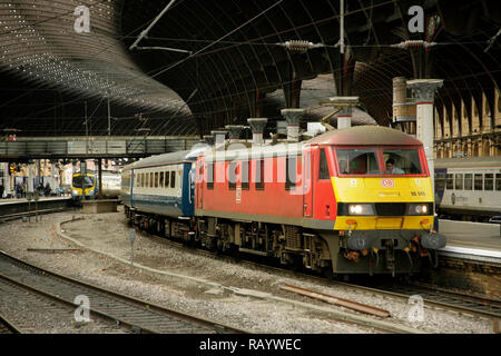 DB Schenker classe 90 locomotiva elettrica 90040 tira la Edinburgh-legato "Hogmanay' railtour attraverso la stazione di York, Regno Unito 31/12/18. Foto Stock