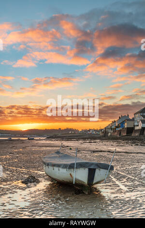 All alba di una fredda mattina di gennaio, il cloud lentamente raccoglie oltre il fiume Torridge estuary a Appledore, come intervalli di sole e una dolce bre Foto Stock