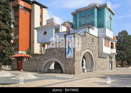 SKOPJE, MACEDONIA - 17 settembre: la casa commemorativa di Madre Teresa a Skopje il 17 settembre 2012. Il museo e la casa commemorativa di Madre Teresa Humanita Foto Stock