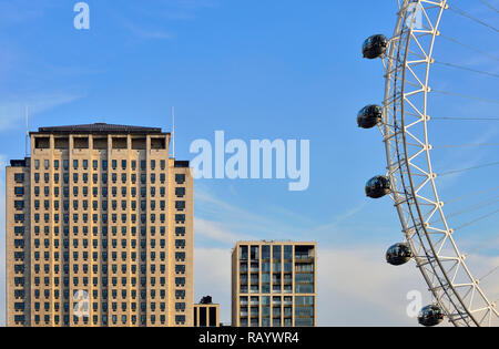 Millennium Wheel / London Eye con centro di Shell e gli edifici sulla South Bank di Londra, Inghilterra, Regno Unito. Foto Stock