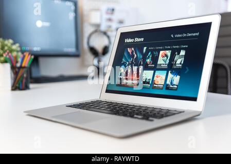 Servizio VOD su laptop. Video On Demand, guardando la serie tv, supporti di streaming multimediale concetto di abbonamento Foto Stock