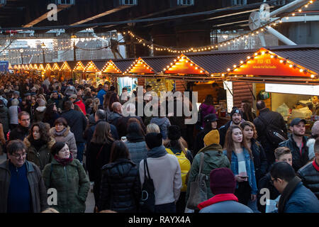 Un mercatino di Natale in London South Bank Foto Stock