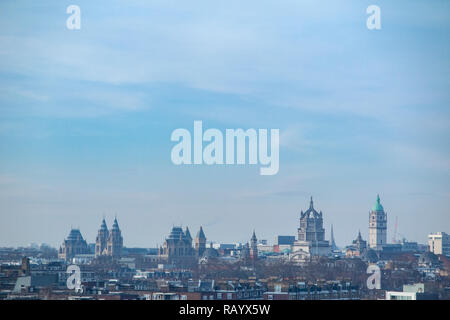 La skyline di Londra, Chelsea camini e tetti in primo piano e al centro storico di musei di storia naturale della distanza Foto Stock