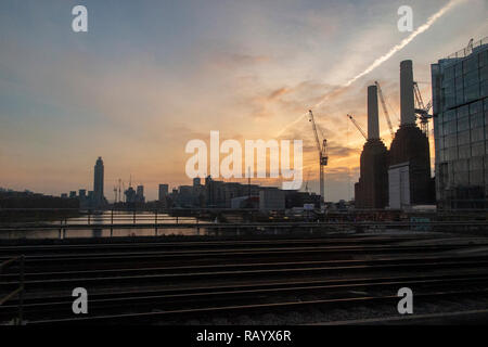 Una bellissima alba con Battersea Power Station in primo piano Foto Stock