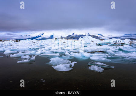 Jokulsarlon laguna, bellissimo paesaggio freddo foto del ghiacciaio islandese lagoon bay, Islanda Foto Stock