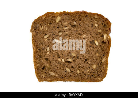 Fetta di integrale pane scuro isolato su uno sfondo bianco in close-up (alta dettagli) Foto Stock