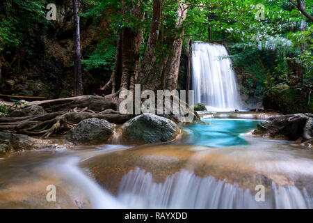 Erawan cascata in Thailandia è individuare in Kanchanaburi Provience. Questa cascata si trova nel Parco Nazionale di Erawan all'interno della foresta. Il livello 3 da 7. Foto Stock
