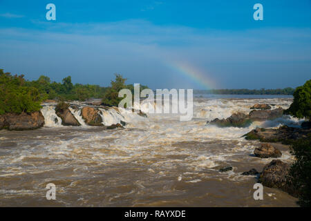 Khone Phapheng Falls si trova a cascata che si trova nella provincia di Champasak sul fiume Mekong nel Laos del sud. Rainbow su cascata. Foto Stock