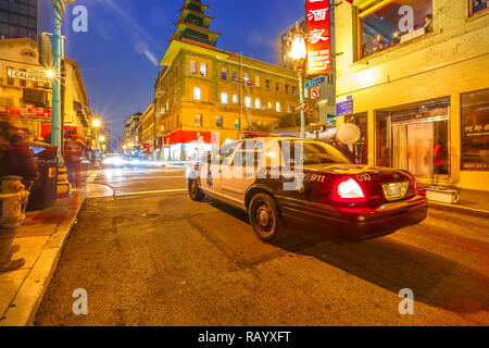 San Francisco, California, Stati Uniti - Agosto 16, 2016: auto della polizia in una strada a Chinatown di San Francisco di notte. Urban street view. Ora blu shot. Foto Stock