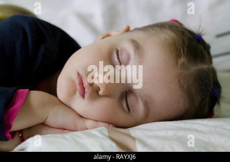 Calma ragazza dorme a mezzogiorno Foto Stock