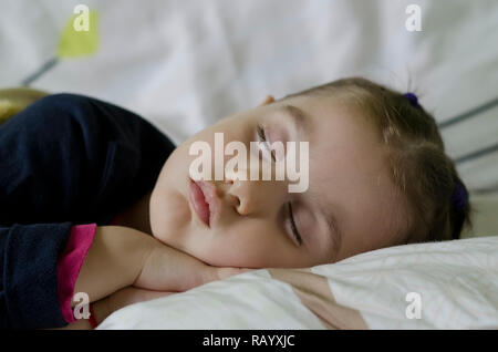 Calma ragazza dorme a mezzogiorno Foto Stock