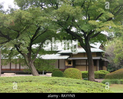 Vista del Suwa-no-chaya teahouse, elegante struttura ordinata da Imperatore Meiji e collocato nel giardino Ninomaru presso il Tokyo Imperial Palace East Gardens Foto Stock