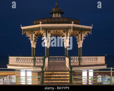 Vittoriano ristrutturato bandstand su re Esplanade, Brighton East Sussex, Regno Unito. Fotografato di notte. Il bandstand è un edificio classificato Grade II. Foto Stock