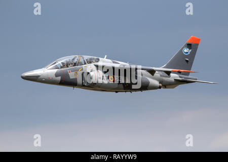 FLORENNES, Belgio - giu 15, 2017: belga Air Force Alpha Jet trainer jet vola sopra Florennes Airbase. Foto Stock