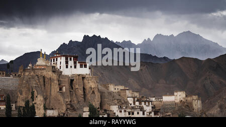 Monastero di Lamayuru in Ladakh, India. Il secondo più antico monastero nella regione del Ladakh con nubi e cielo nuvoloso Foto Stock