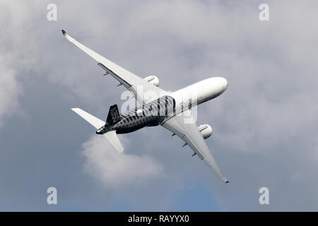 Berlino - Apr 27, 2018: nuovo Airbus A350 XVB jet del passeggero aereo in volo a Berlino ILA Air Show. Foto Stock
