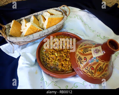 Tajine marocchina con pollo e uvetta con tradizionale pane marocchino Foto Stock