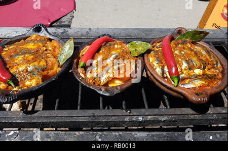 Marocchino tagine di pesce con chermoula, peperoni rossi e conserve di limone close up Foto Stock