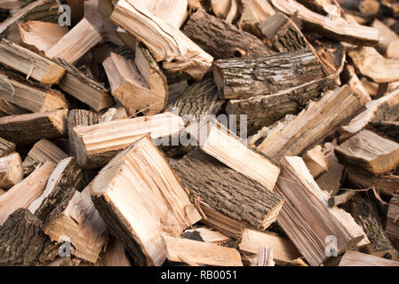 Il taglio di legna da ardere in pila attendere per l'uso nel caminetto o stufa a legna Foto Stock