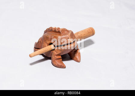 Frog-rattle isolato su uno sfondo bianco un simbolo di ricchezza e prosperità. Realizzato in Thailandia, fatta a mano Foto Stock