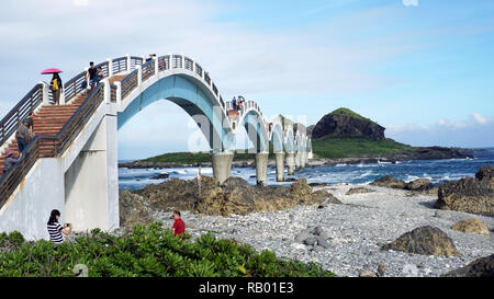 Taitung, Taiwan - Dicembre 5, 2018 - Sanxiantai Dragon Bridge con passeggiate turistiche a Sanxiantai Isola, mezzi Sanxiantai piattaforma dei tre immortali. Foto Stock