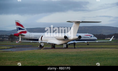 Un molto costoso biz getto (Global 5000) sorge su di una parte isolata dell'aeroporto in attesa gli ospiti a bordo. Dall'Aeroporto Internazionale di Glasgow, Glasgow, Regno Unito - 28 Foto Stock