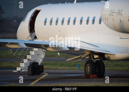 Un molto costoso biz getto (Global 5000) sorge su di una parte isolata dell'aeroporto in attesa gli ospiti a bordo. Dall'Aeroporto Internazionale di Glasgow, Glasgow, Regno Unito - 28 Foto Stock