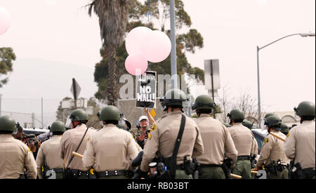 Pechino, USA. 13 Mar, 2018. Un uomo di proteste contro il muro di confine vicino a Stati Uniti-Messico frontiera in San Diego, gli Stati Uniti, il 13 marzo 2018. Credito: Li Ying/Xinhua/Alamy Live News Foto Stock