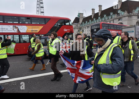 Westminster, Londra, Regno Unito. Dal 5 gennaio 2019. Pro Brexit, giallo gilet manifestanti fermare il traffico di Londra. Credito: Matteo Chattle/Alamy Live News Foto Stock