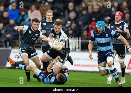 Il falco pescatore centro Scott Williams in attacco nel Guinness Pro14 partita di rugby tra Falchi Pescatori e Cardiff Blues. Foto Stock