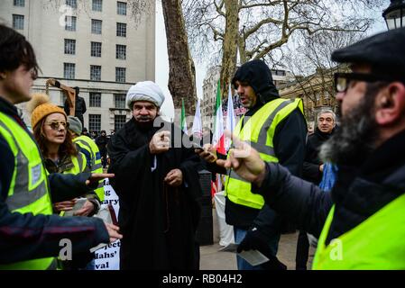 Londra, UK 5 gennaio 2019. Un sostenitore brexit indossare un giubbotto giallo richiama un uomo iraniano (white hat) un liberale do gooder . Il iraniano che protestava per una società libera in Iran. Credito: Claire Doherty/Alamy Live News Foto Stock