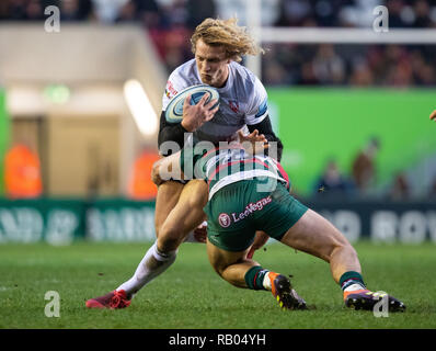 Welford Road, Leicester, Regno Unito. Gen 5, 2019. Gallagher Premiership rugby, Leicester Tigers versus Gloucester; Billy Twelvetrees di Gloucester è affrontato da Manu Tuilagi di Leicester Tigers Credito: Azione Sport Plus/Alamy Live News Foto Stock