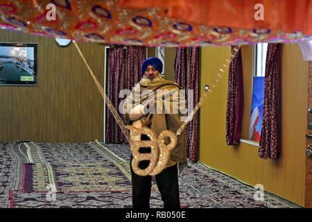 Srinagar, India. Dal 5 gennaio 2018. 5 gennaio 2019 - Srinagar, J&K, India - un devoto Sikh visto pregare all'interno di un tempio sikh durante l occasione.Nonostante il freddo, centinaia di devoti visitato Gurdwaras (templi sikh) attraverso il Kashmir a offrire preghiere in occasione del 352 anniversario della nascita del decimo Guru sikh Gobind Singh. Credito: Saqib majeed SOPA/images/ZUMA filo/Alamy Live News Foto Stock