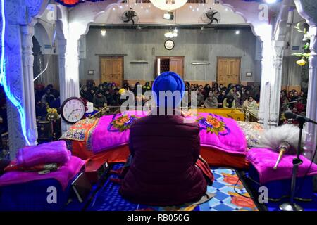 Srinagar, India. Dal 5 gennaio 2018. 5 gennaio 2019 - Srinagar, J&K, India - devoti Sikh visto pregare all'interno di un tempio sikh durante l occasione.Nonostante il freddo, centinaia di devoti visitato Gurdwaras (templi sikh) attraverso il Kashmir a offrire preghiere in occasione del 352 anniversario della nascita del decimo Guru sikh Gobind Singh. Credito: Saqib majeed SOPA/images/ZUMA filo/Alamy Live News Foto Stock