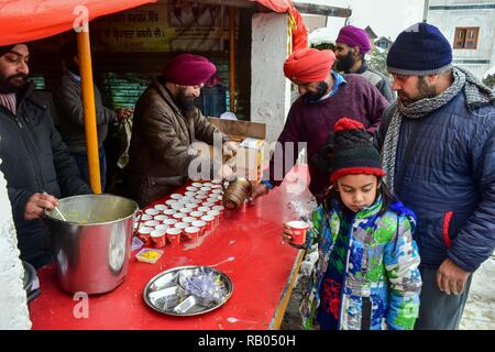 Srinagar, India. Dal 5 gennaio 2018. 5 gennaio 2019 - Srinagar, J&K, India - Volontari Sikh visto distribuire gratuitamente il tè in un tempio sikh durante l occasione.Nonostante il freddo, centinaia di devoti visitato Gurdwaras (templi sikh) attraverso il Kashmir a offrire preghiere in occasione del 352 anniversario della nascita del decimo Guru sikh Gobind Singh. Credito: Saqib majeed SOPA/images/ZUMA filo/Alamy Live News Foto Stock