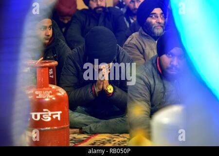 Srinagar, India. Dal 5 gennaio 2018. 5 gennaio 2019 - Srinagar, J&K, India - un devoto Sikh visto pregare all'interno di un tempio sikh durante l occasione.Nonostante il freddo, centinaia di devoti visitato Gurdwaras (templi sikh) attraverso il Kashmir a offrire preghiere in occasione del 352 anniversario della nascita del decimo Guru sikh Gobind Singh. Credito: Saqib majeed SOPA/images/ZUMA filo/Alamy Live News Foto Stock