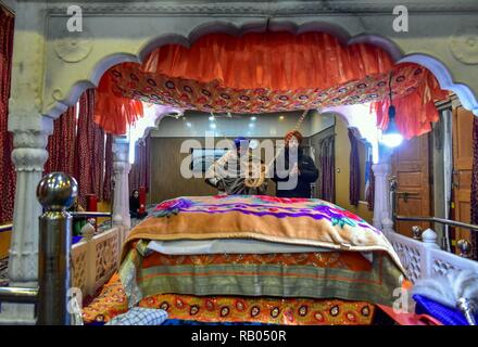 Srinagar, India. Dal 5 gennaio 2018. 5 gennaio 2019 - Srinagar, J&K, India - devoti Sikh visto pregare all'interno di un tempio sikh in occasione.Nonostante il freddo, centinaia di devoti visitato Gurdwaras (templi sikh) attraverso il Kashmir a offrire preghiere in occasione del 352 anniversario della nascita del decimo Guru sikh Gobind Singh. Credito: Saqib majeed SOPA/images/ZUMA filo/Alamy Live News Foto Stock