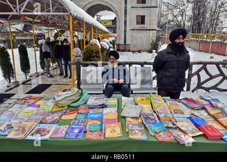 Srinagar, India. Dal 5 gennaio 2018. 5 gennaio 2019 - Srinagar, J&K, India - una religione Sikh si vede la vendita di libri religiosi in un tempio sikh durante l occasione.Nonostante il freddo, centinaia di devoti visitato Gurdwaras (templi sikh) attraverso il Kashmir a offrire preghiere in occasione del 352 anniversario della nascita del decimo Guru sikh Gobind Singh. Credito: Saqib majeed SOPA/images/ZUMA filo/Alamy Live News Foto Stock