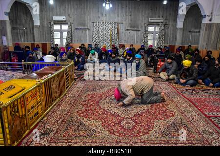 Srinagar, India. Dal 5 gennaio 2018. 5 gennaio 2019 - Srinagar, J&K, India - un devoto Sikh visto pagando inchinavano davanti a un tempio sikh durante l occasione.Nonostante il freddo, centinaia di devoti visitato Gurdwaras (templi sikh) attraverso il Kashmir a offrire preghiere in occasione del 352 anniversario della nascita del decimo Guru sikh Gobind Singh. Credito: Saqib majeed SOPA/images/ZUMA filo/Alamy Live News Foto Stock