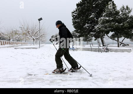 Salonicco, Grecia, 5 gennaio 2019. Tranciati coperta di neve del nord del porto greco città di Salonicco, come la Grecia è interessata da un fronte freddo portando nevicate e basse temperature in molte parti del paese. Credito : Orhan Tsolak / Alamy Live News Foto Stock