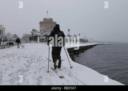 Salonicco, Grecia, 5 gennaio 2019. Tranciati coperta di neve del nord del porto greco città di Salonicco, come la Grecia è interessata da un fronte freddo portando nevicate e basse temperature in molte parti del paese. Credito : Orhan Tsolak / Alamy Live News Foto Stock