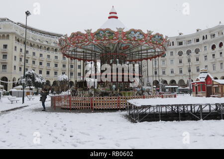 Salonicco, Grecia, 5 gennaio 2019. Tranciati coperta di neve del nord del porto greco città di Salonicco, come la Grecia è interessata da un fronte freddo portando nevicate e basse temperature in molte parti del paese. Credito : Orhan Tsolak / Alamy Live News Foto Stock