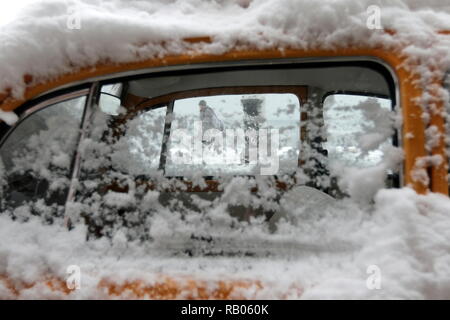 Salonicco, Grecia, 5 gennaio 2019. Tranciati coperta di neve del nord del porto greco città di Salonicco, come la Grecia è interessata da un fronte freddo portando nevicate e basse temperature in molte parti del paese. Credito : Orhan Tsolak / Alamy Live News Foto Stock